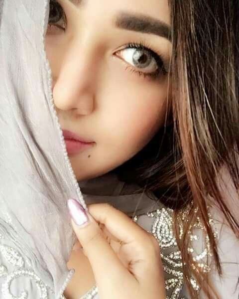 Cute Eyes Girl Pic